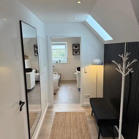 Vollmoebliertes Stylisches Dachgeschoss Apartament *